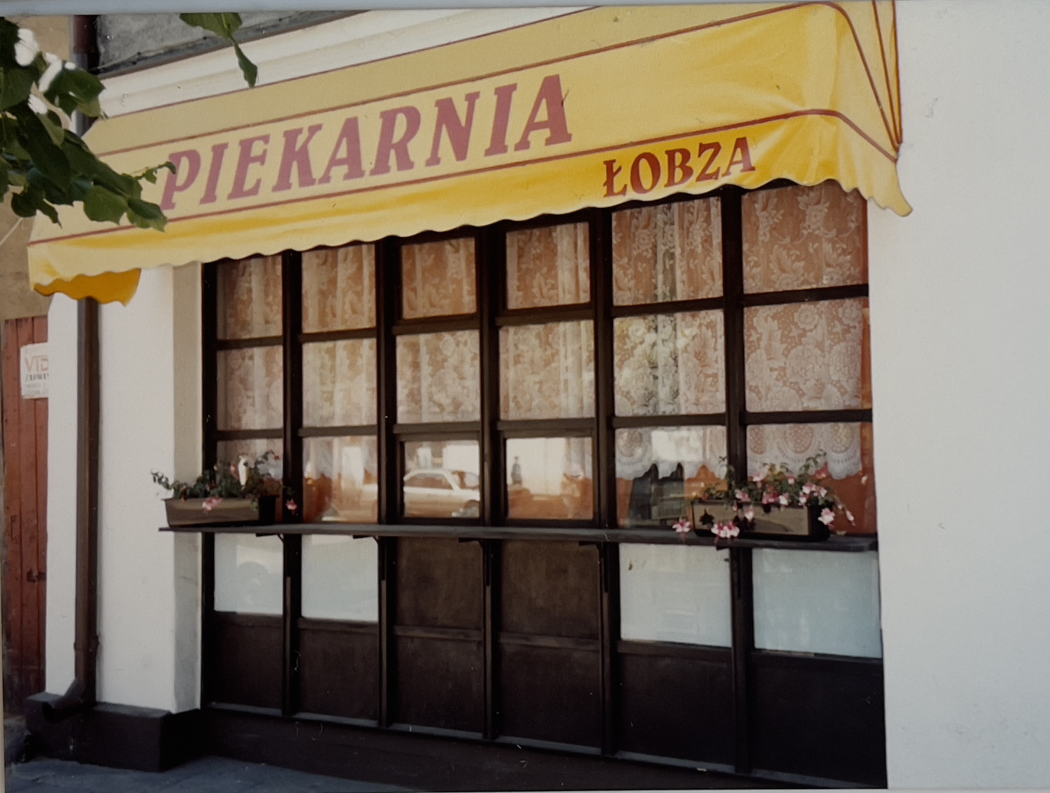 Witryna piekarni „Łobza” z początku lat 2000-tych